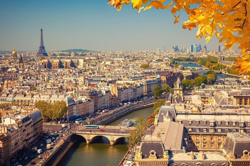 Вид на город париж с эйфелевой башней на заднем плане (париж, paris, туризм, город, городской пейзаж)