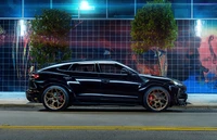 Eleganter schwarzer Lamborghini Urus unter Neonlichtern