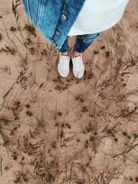 Caminhando pelo areia gramada: Uma perspectiva em denim