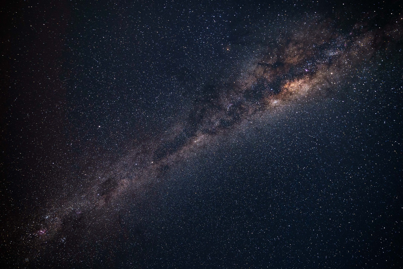 Uma vista da via láctea e das estrelas no céu (via láctea, astronomia, estrela, galáxia, céu noturno)