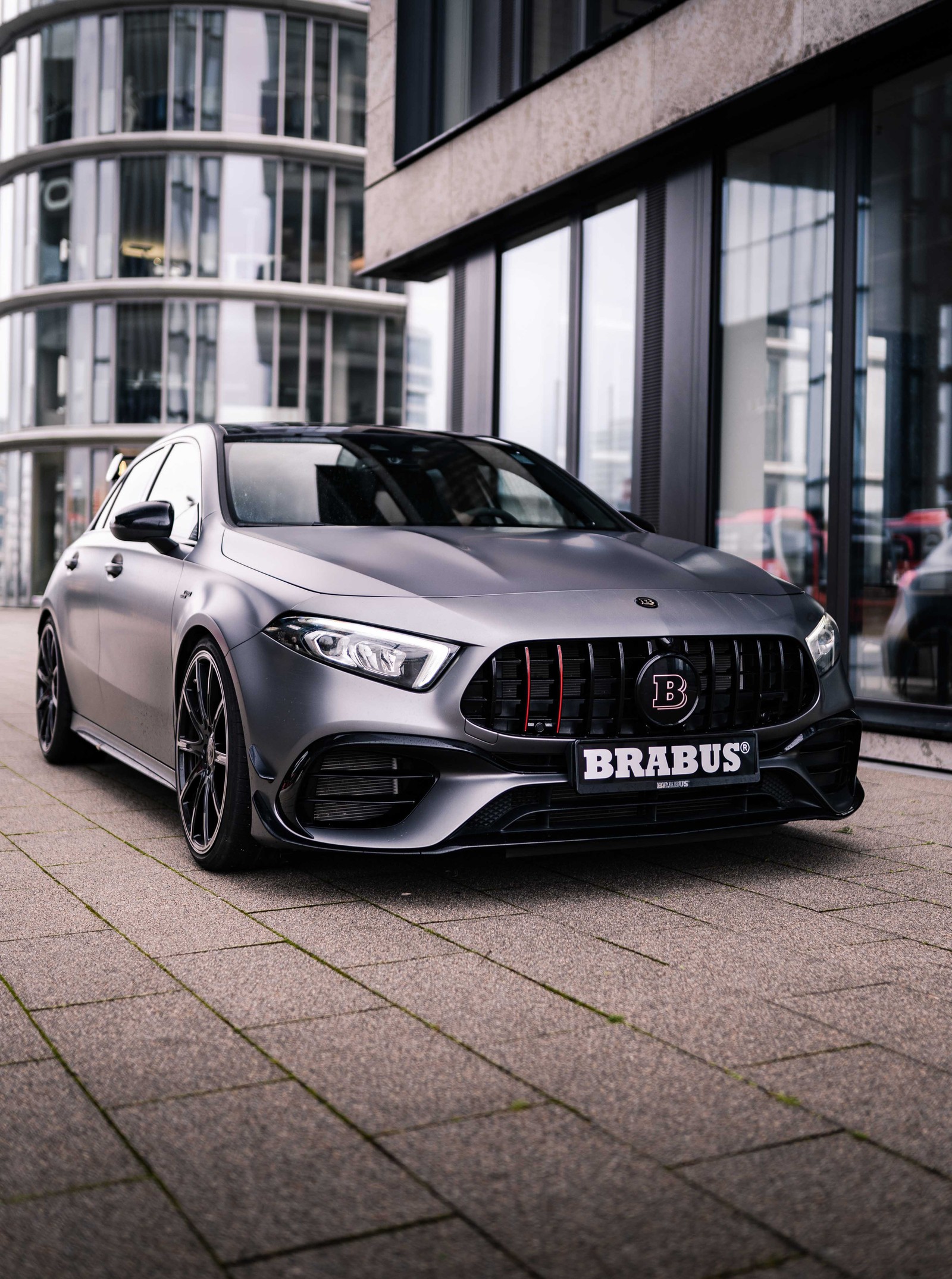 Um close de um carro mercedes estacionado em uma rua da cidade (brabus b45, mercedes amg a45 s, 2021, carros, papel de parede 4k)