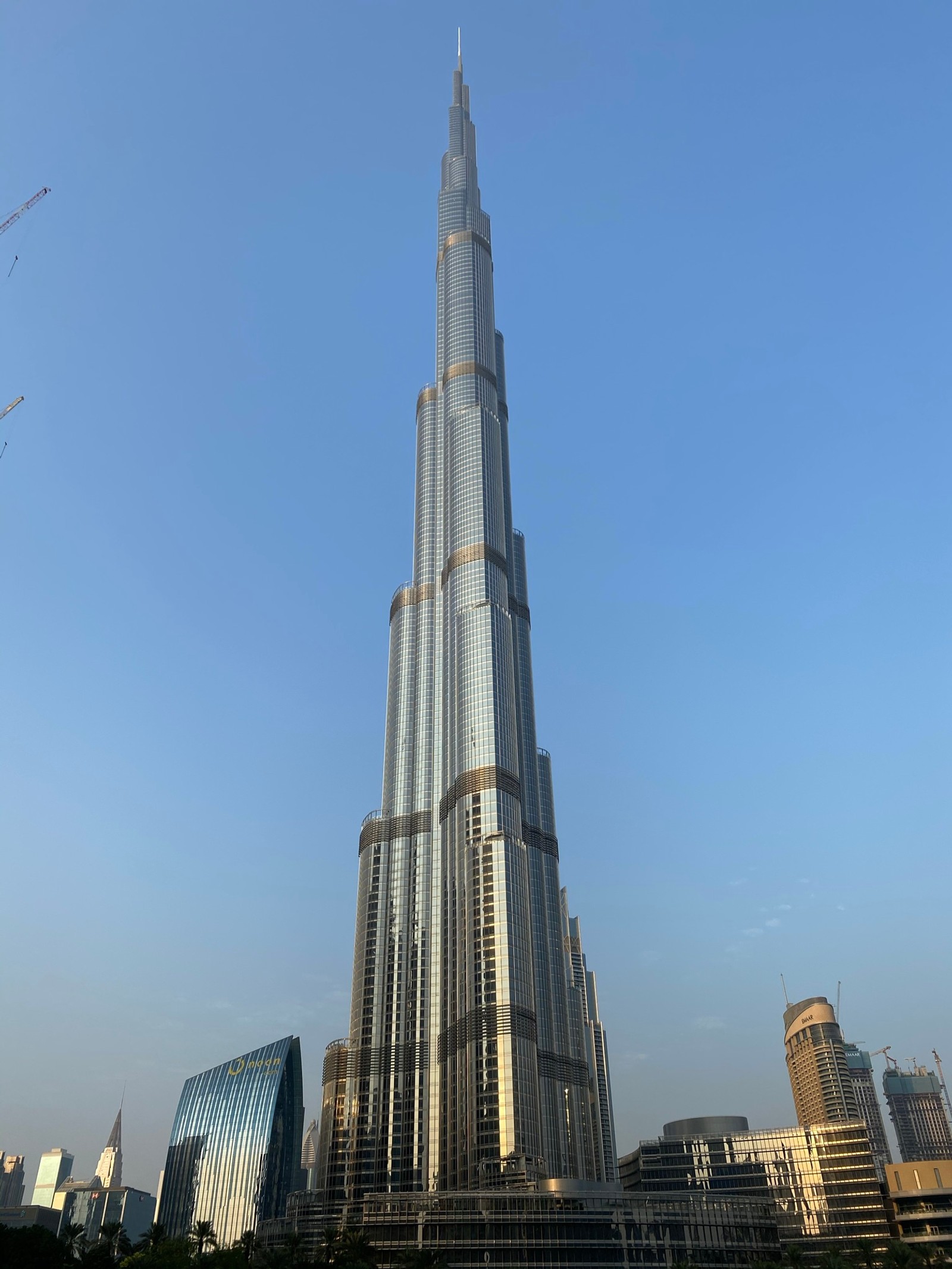 Фасад высокого здания с множеством окон (дубай, dubai, burj khalifa, небоскреб, дневное время)