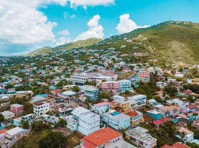 Vibrante vila de montanha com vista para uma paisagem costeira