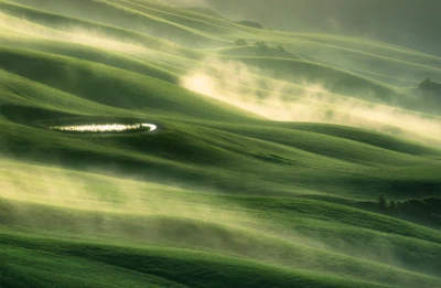 Serene grüne Hügel der Toskana bei Sonnenaufgang