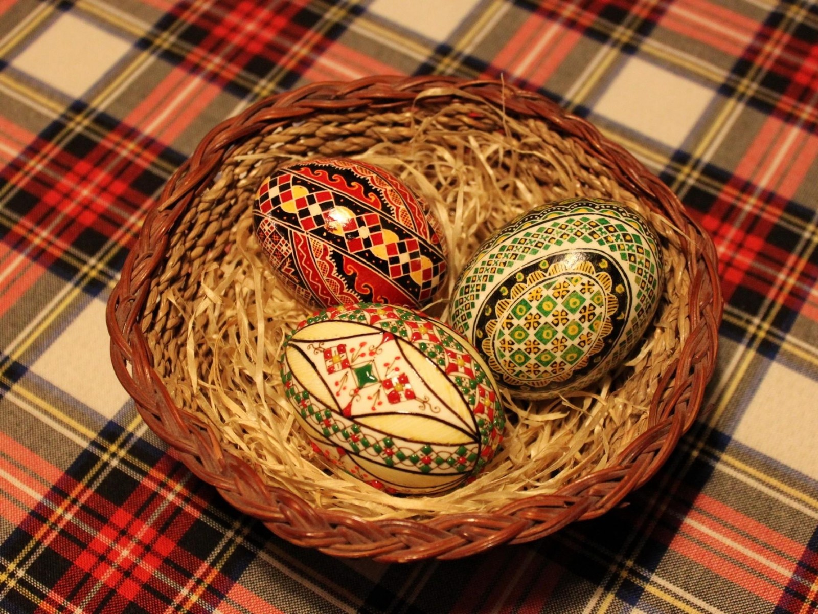 Il y a trois œufs dans un panier sur une nappe (œuf de pâques, décoration dœufs, pâques, christianisme, panier de pâques)