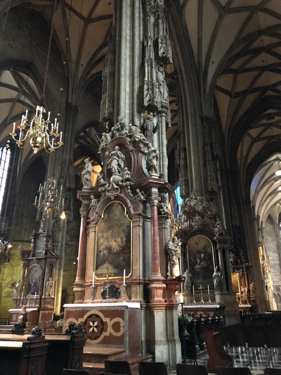 Gothische Kathedrale Innenraum mit kunstvollen Schnitzereien und majestätischen Säulen