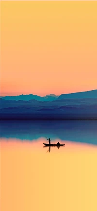 Atardecer Sereno: Un Pescador en Aguas Tranquilas Bajo un Horizonte Colorido