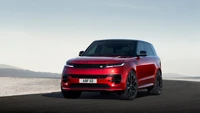 2022 Range Rover Sport PHEV Primera Edición en rojo llamativo en una carretera abierta