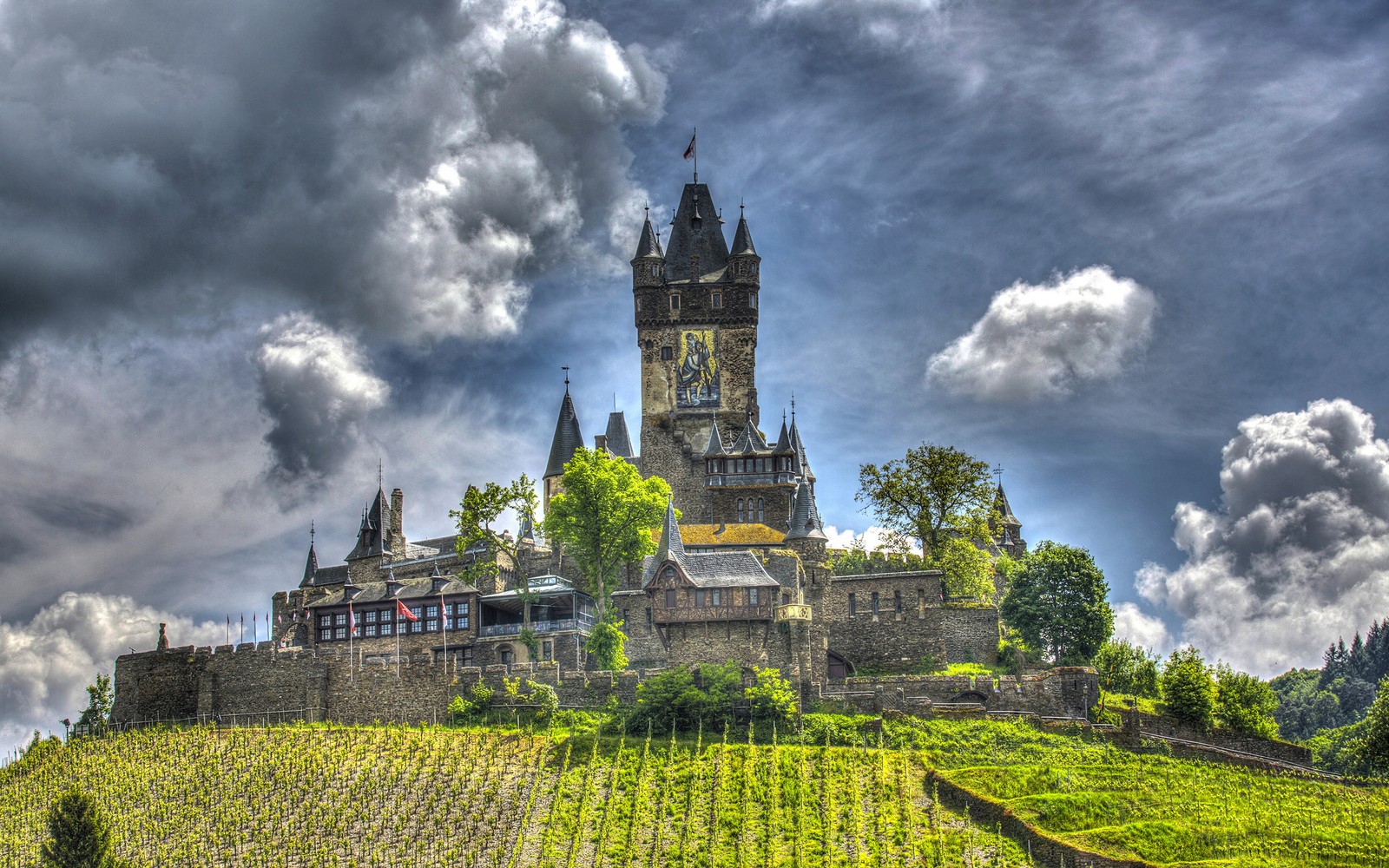 Ein arabisches schloss auf einem hügel mit einem bewölkten himmel (burg, wolke, natur, wahrzeichen, gras)