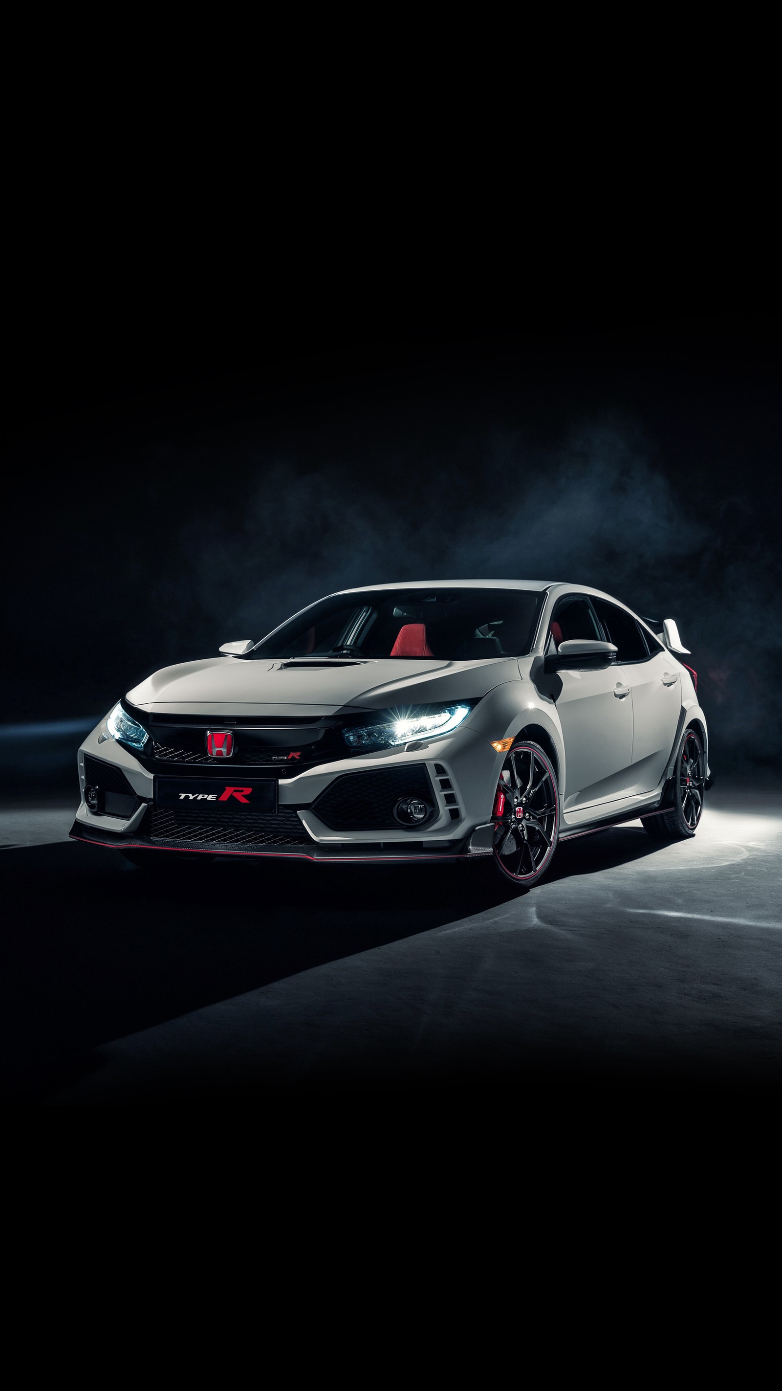 Un gros plan d'une honda civic type r blanche garée dans une pièce sombre (honda civic type r, honda motor company, voitures, pneu, roue)