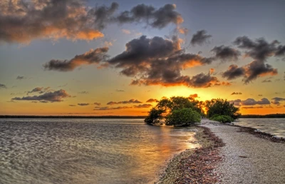 Coucher de soleil serein sur des eaux calmes et le rivage