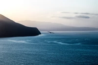 Horizon tranquille sur l'océan bleu au crépuscule