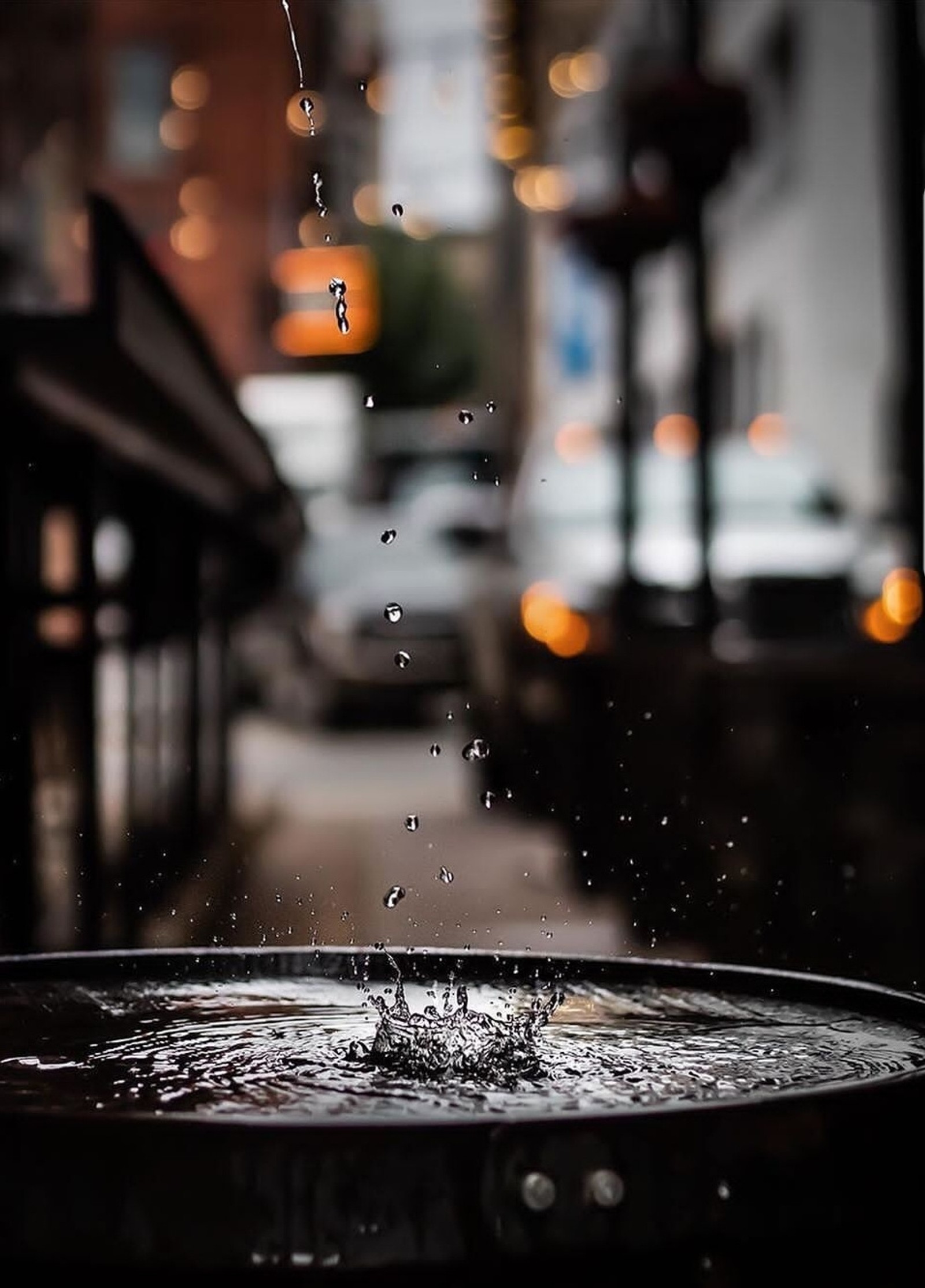 Arafed image of a water fountain with a drop of water (one plus 7t, water)