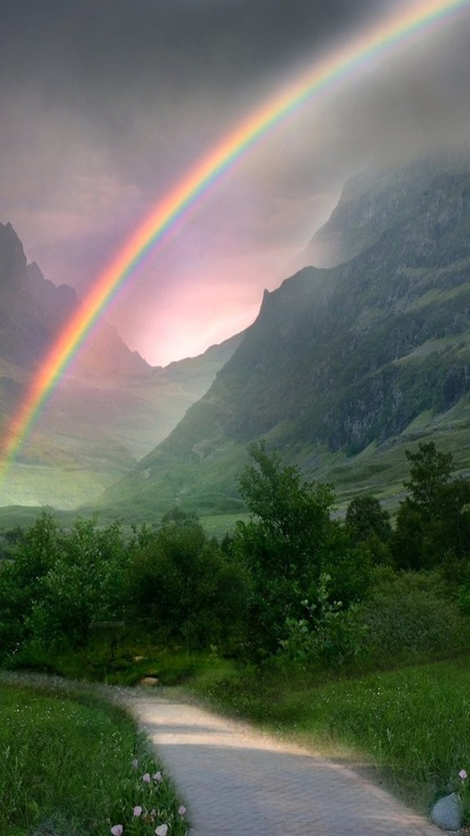 Un arc-en-ciel flou au-dessus d'une chaîne de montagnes avec un chemin menant à lui (paysage, nature)