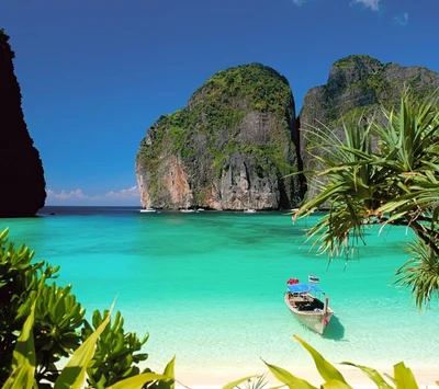 Paraíso de playa tropical con aguas claras y acantilados escénicos