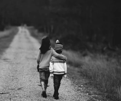 Hermanas caminando juntas por un camino sereno