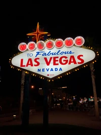 Bienvenido al fabuloso letrero de Las Vegas iluminado a medianoche