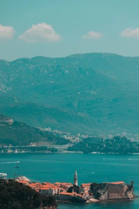 Vue pittoresque d'un village côtier entouré de montagnes et d'eau