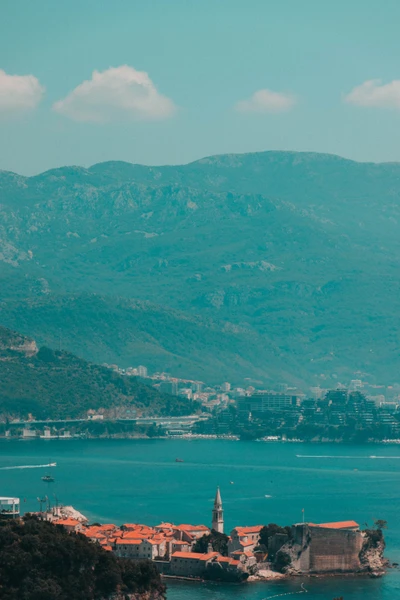 Vue pittoresque d'un village côtier entouré de montagnes et d'eau