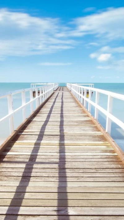 Sommerliche Gelassenheit: Holzbrücke über ruhige Gewässer