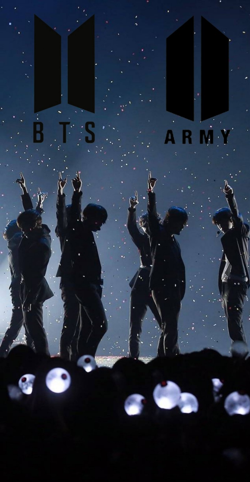 Логотип bts army на темном фоне с группой людей, стоящих на холме. (армия, bts, btsxarmy, kpop)