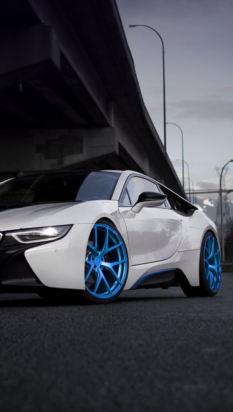 Концепт-кар bmw i8 с синими колесами припаркован на улице (авто, bmw, машина, диски)