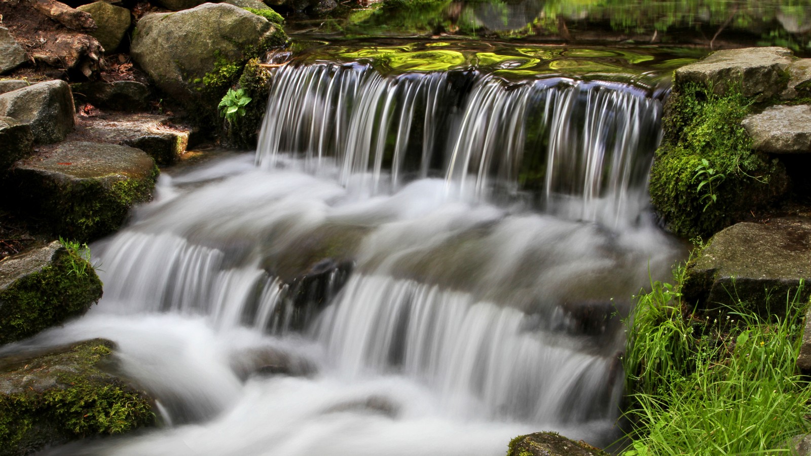 Hay una pequeña cascada que fluye sobre las rocas (cascadas de yosemite, yosemite falls, cascada, reserva natural, parque nacional)