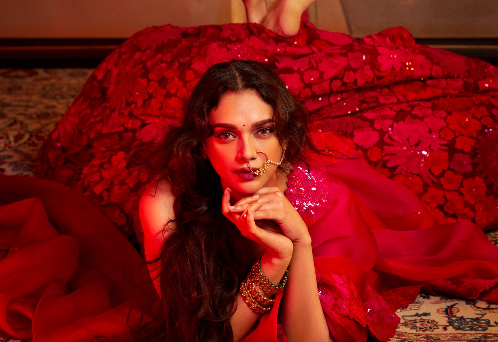 Femme arabe en robe rouge allongée sur un tapis avec une cigarette (aditi rao hydari, esthétique rouge, actrice indienne, 5k, traditionnel)