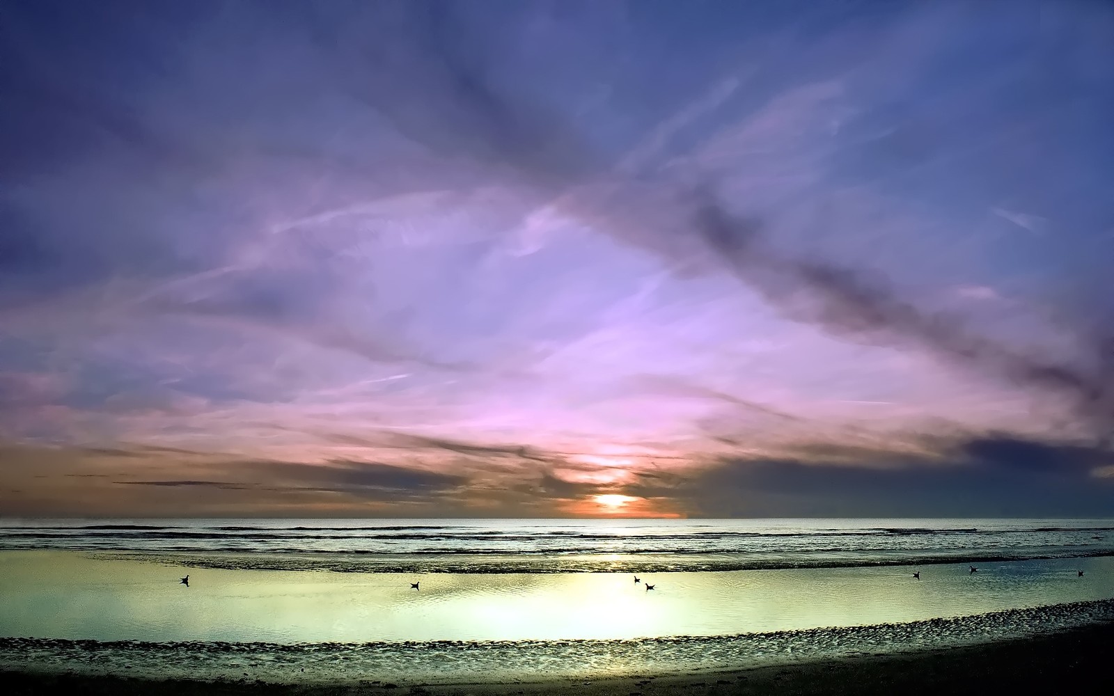 Une vue d'une plage avec un coucher de soleil et un plan d'eau (horizon, nuage, crépuscule, mer, océan)