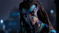 Jake Sully de "Avatar: O Caminho da Água" (2022) com pele azul distinta e marcas tribais.