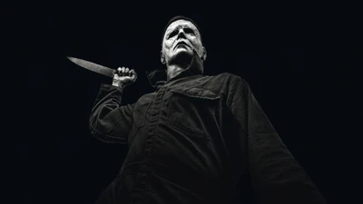 Michael Myers en una pose amenazante sosteniendo un cuchillo, contra un fondo oscuro, encarnando la esencia del horror de Halloween.