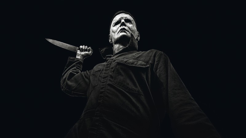 Изображение человека с ножом в руке (майкл майерс, michael myers, страшная маска, черный фон, ночь хеллоуина)