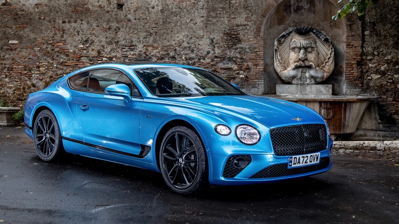 Синий автомобиль bentley припаркован у кирпичной стены (бентли континентальный gt азур, bentley continental gt azure, 5k, машины, обои 4k)