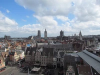 Panoramablick auf die historische Stadtlandschaft von Gent mit mittelalterlicher Architektur und ikonischen Wahrzeichen