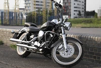 Motocicleta Yamaha Cruiser com aro e pneu distintos