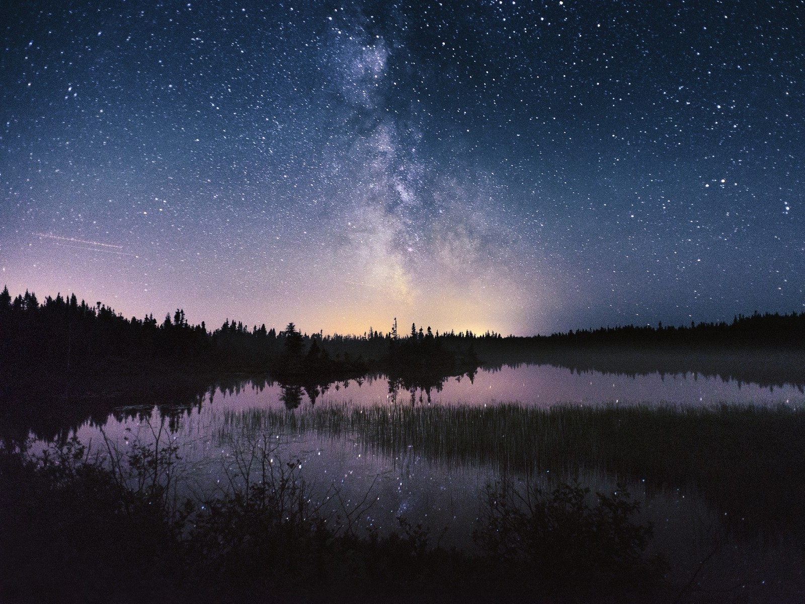 Vista aérea de um lago com um céu cheio de estrelas (via láctea, céu noturno, estrela, natureza, reflexo)