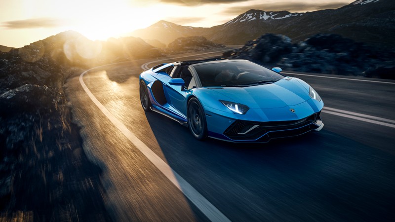 Синий спортивный автомобиль едет по горной дороге (lamborghini aventador lp 780 4 ultimae roadster, суперкары, 2021, машины, обои 4k)