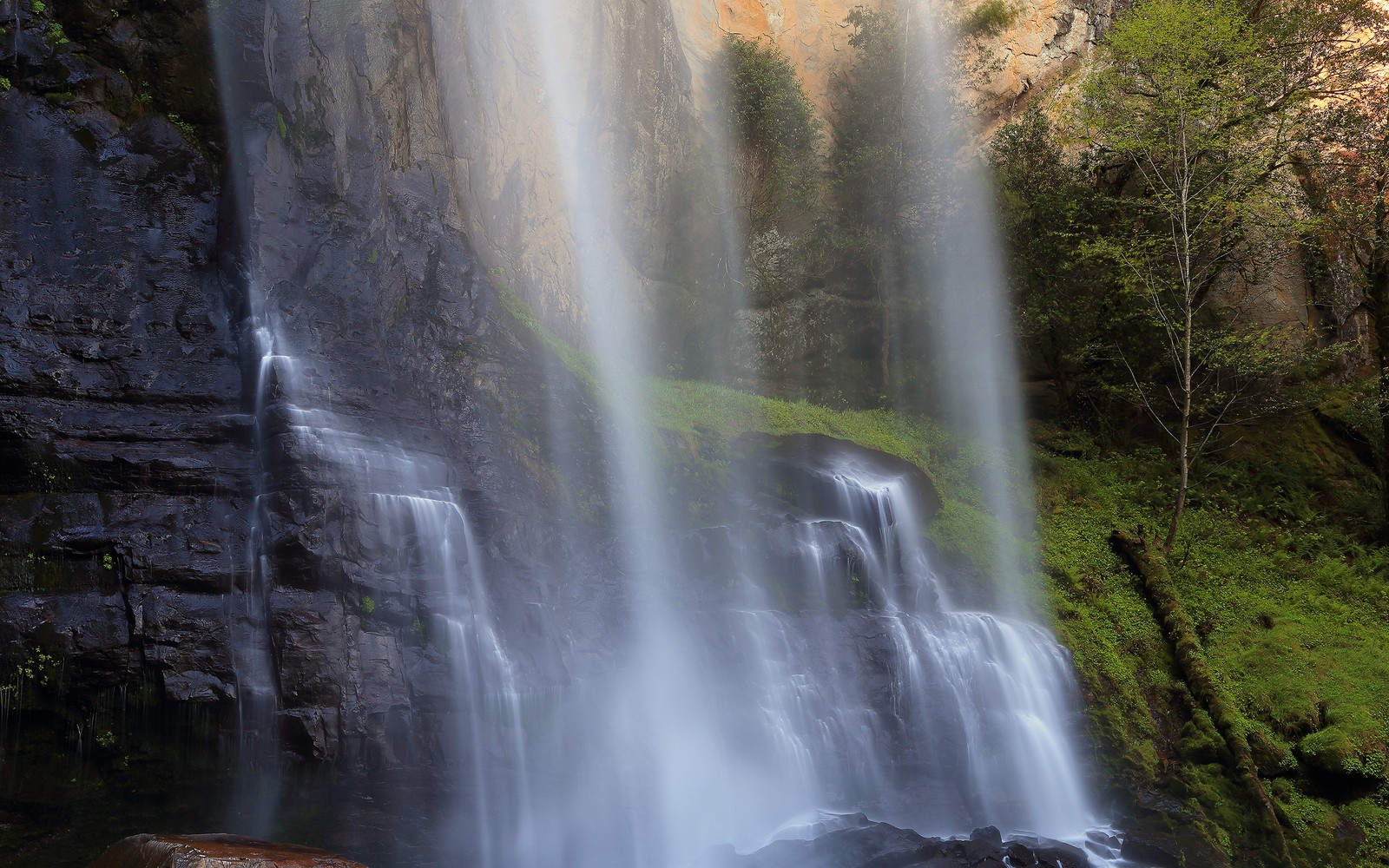 Waterfall with a large amount of water flowing down it (waterfall, water resources, body of water, water, nature)