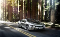 Voiture concept élégante BMW i3 naviguant à travers une route forestière luxuriante