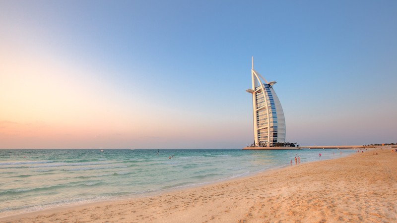 Вид на пляж с зданием на заднем плане (burj khalifa, пляж джумейра, пляж, море, горизонт)