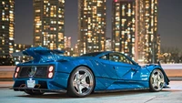 Pagani Zonda: Un impresionante superdeportivo contra el horizonte de la ciudad