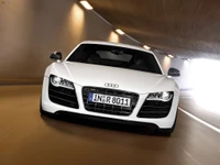 Elegante carro esportivo Audi R8 com motor V10 em movimento através de um túnel