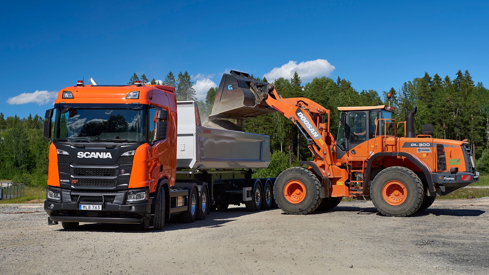 Um grande caminhão laranja com um caminhão basculante atrás dele (scania ab, carro, caminhão, transporte, árvore)