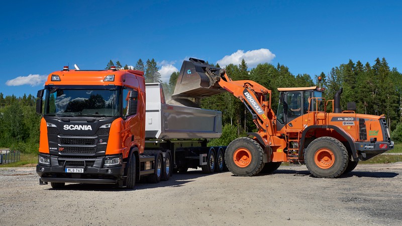 Большой оранжевый грузовик с самосвалом позади него (scania ab, машина, грузовик, транспорт, дерево)