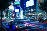 Vida nocturna vibrante en una metrópoli bulliciosa: Paisaje urbano icónico y transporte urbano