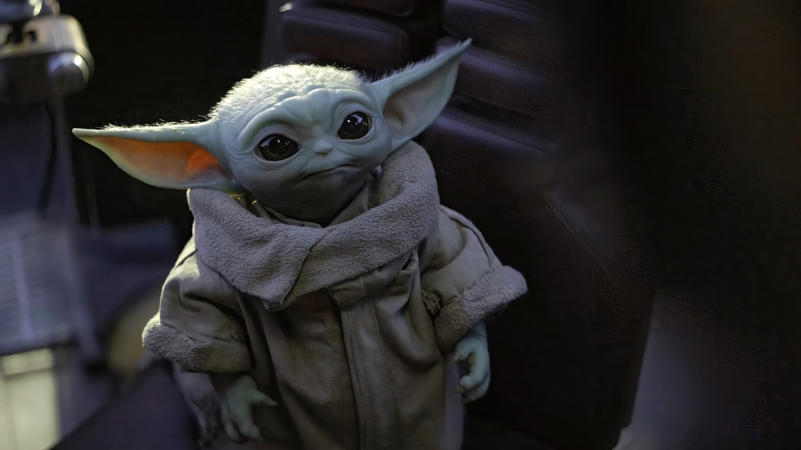 Малыш йода сидит в автомобильном кресле с одеялом (малыш йода, baby yoda, мандалорец, звёздные войны, star wars)