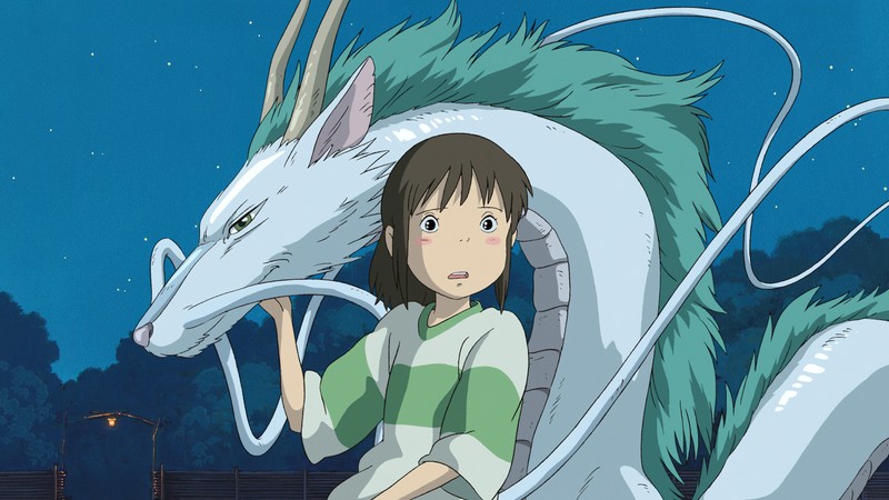 Близкий план человека, сидящего на драконе на фоне неба (haku spirited away, дракон, студия гибли, studio ghibli, 5k)