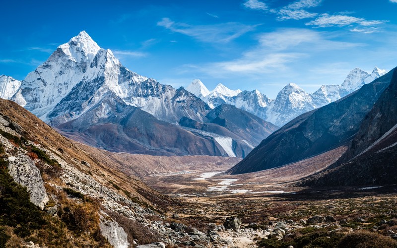 Вид на горы и долины гималайского массива (mount ama dablam, непал, nepal, горный хребет, ледниковые горы)