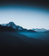 Majestätische Berglandschaft bei Dämmerung mit elektrischer blauer Horizont