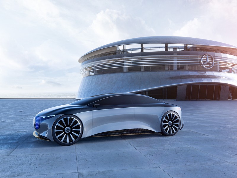 Серебристый автомобиль припаркован перед зданием на фоне неба (mercedes benz vision eqs, концепт кары, электромобили, машины, обои 4k)